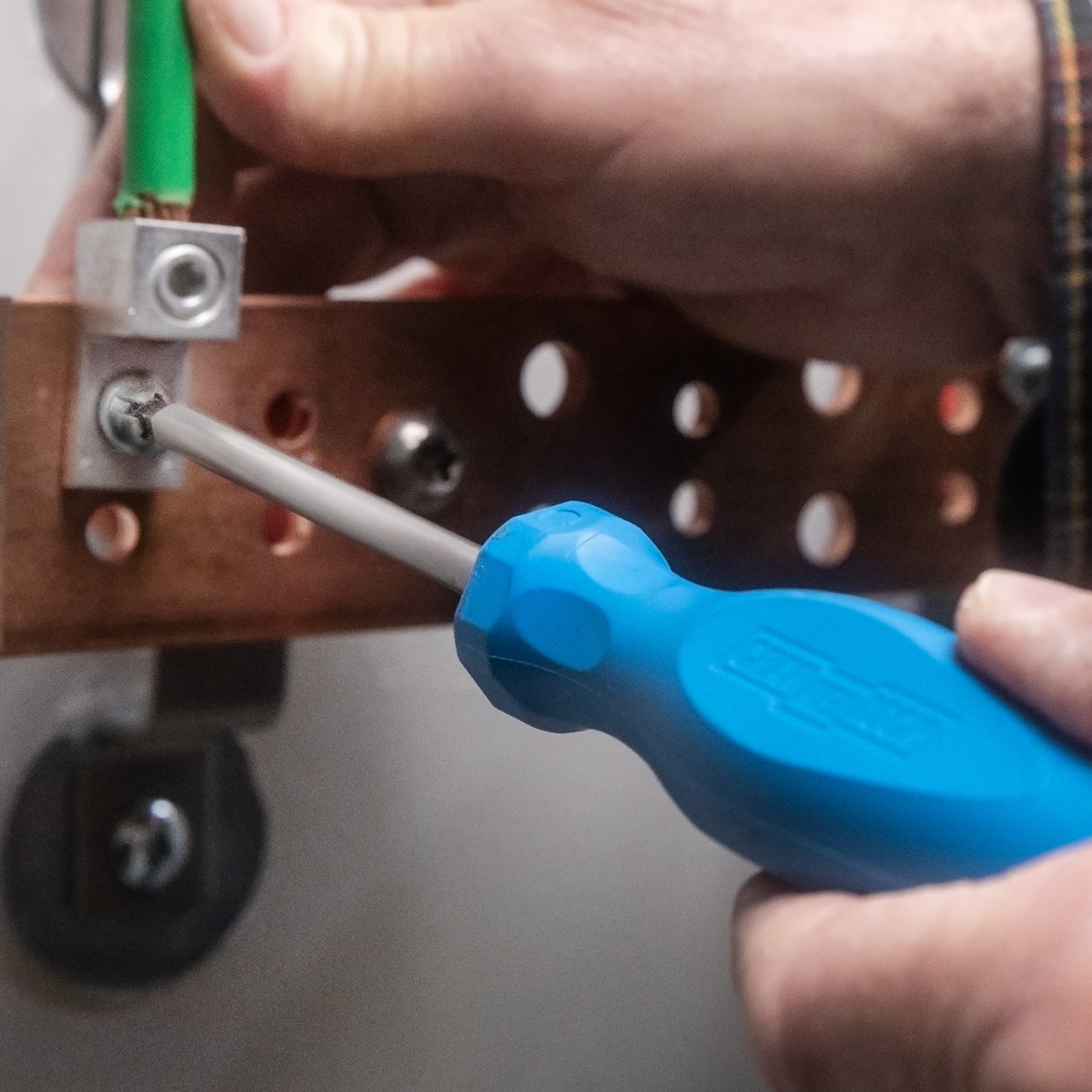Square Recess #2 X 4-inch Professional Screwdriver (R204H)