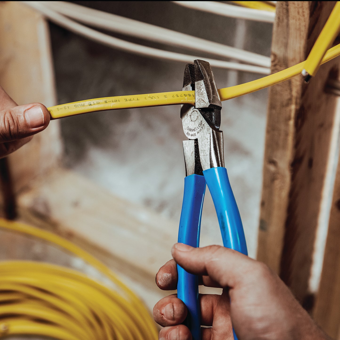 9.5-inch XLT Round Nose Linemen's Pliers (369)